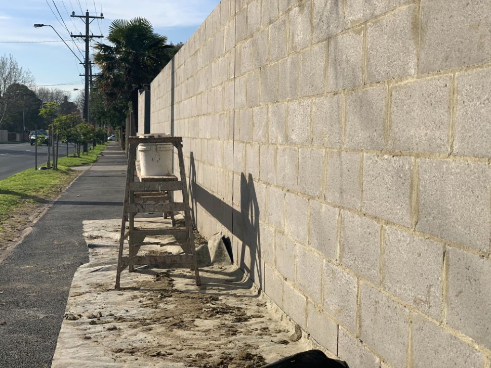 Image of a bricklayer on the Sunshine Coast laying a brick fence