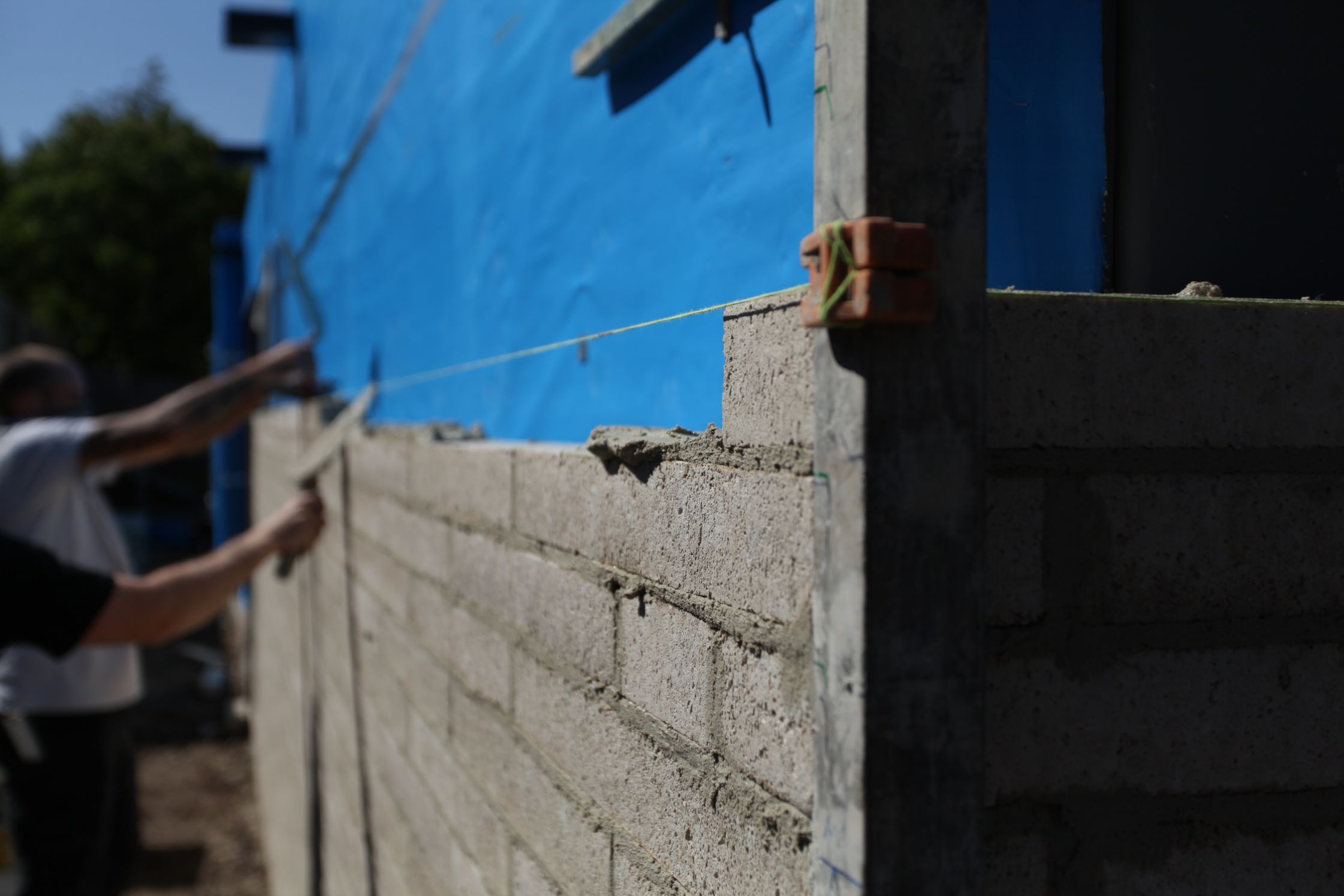 Photo of a bricklaying laying a retaining wall Buddhina, Sunshine Coast