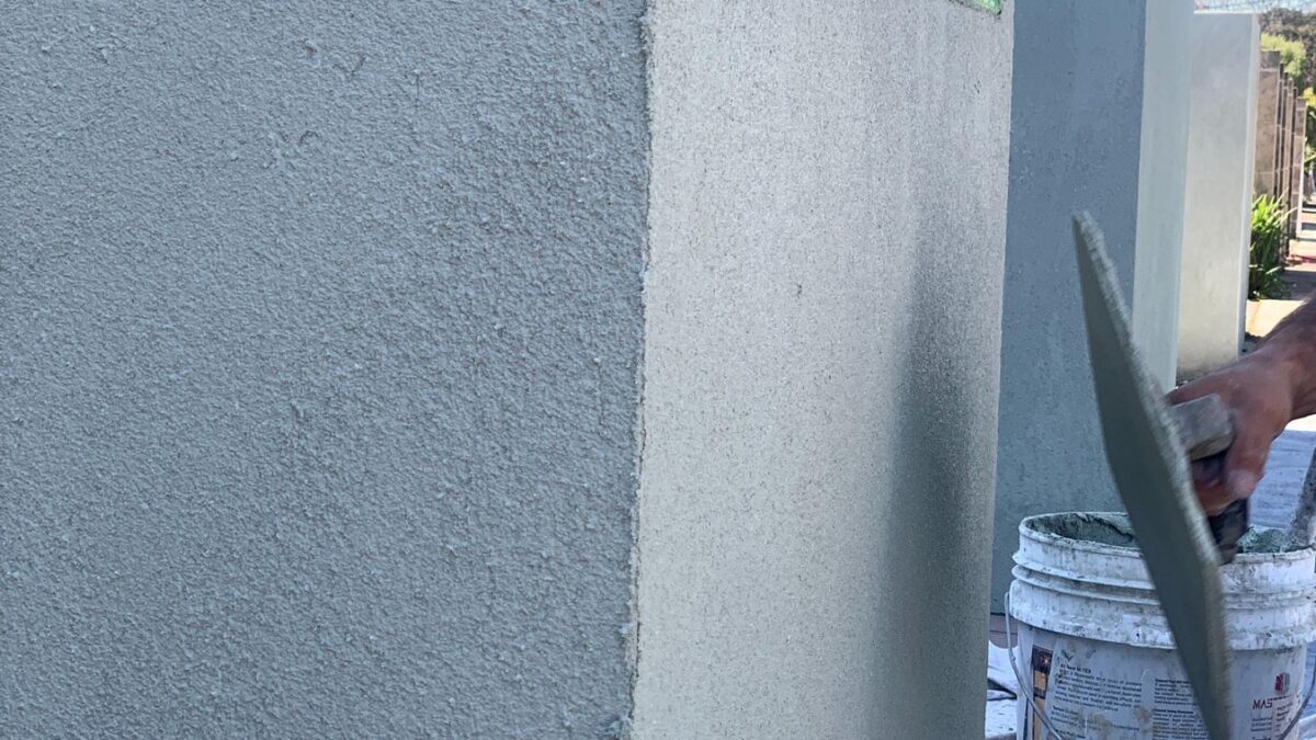 Rendered block fence finished by Sunshine Coast bricklayers
